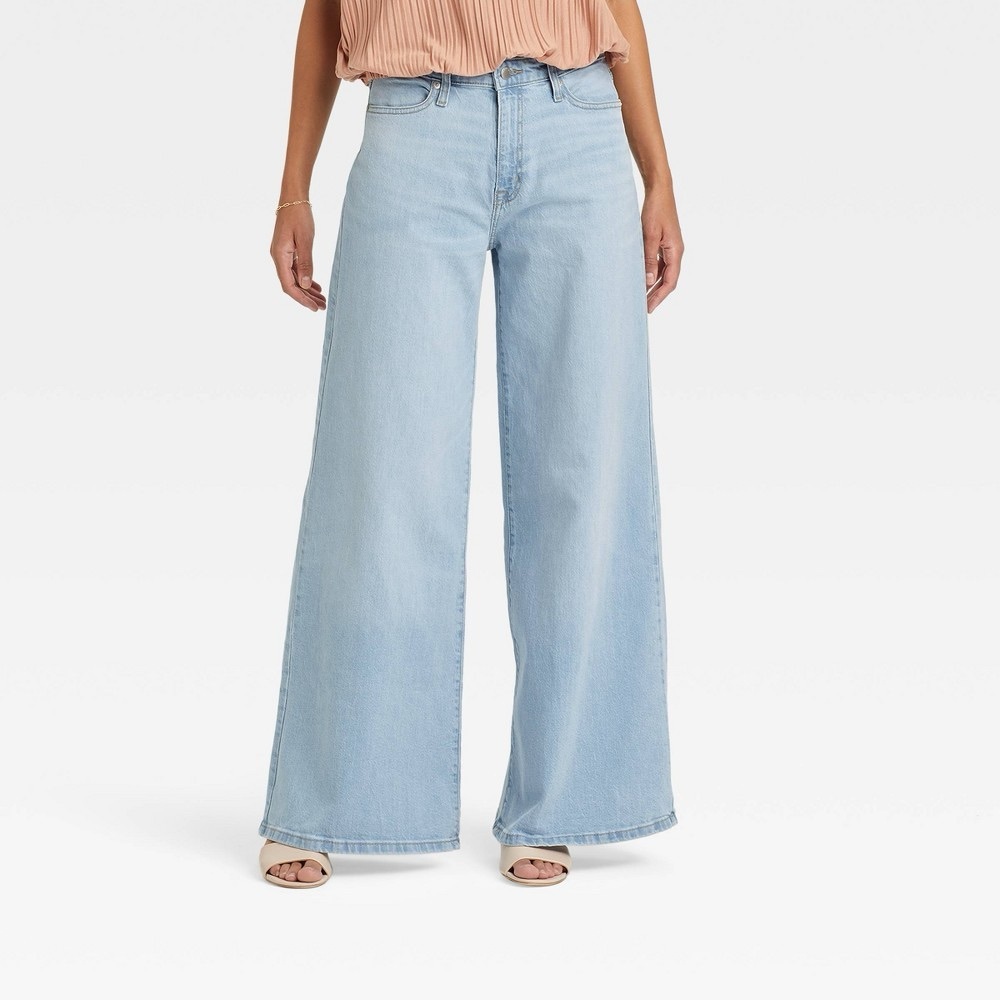 Universal Thread Light Wash Wide Leg Jeans